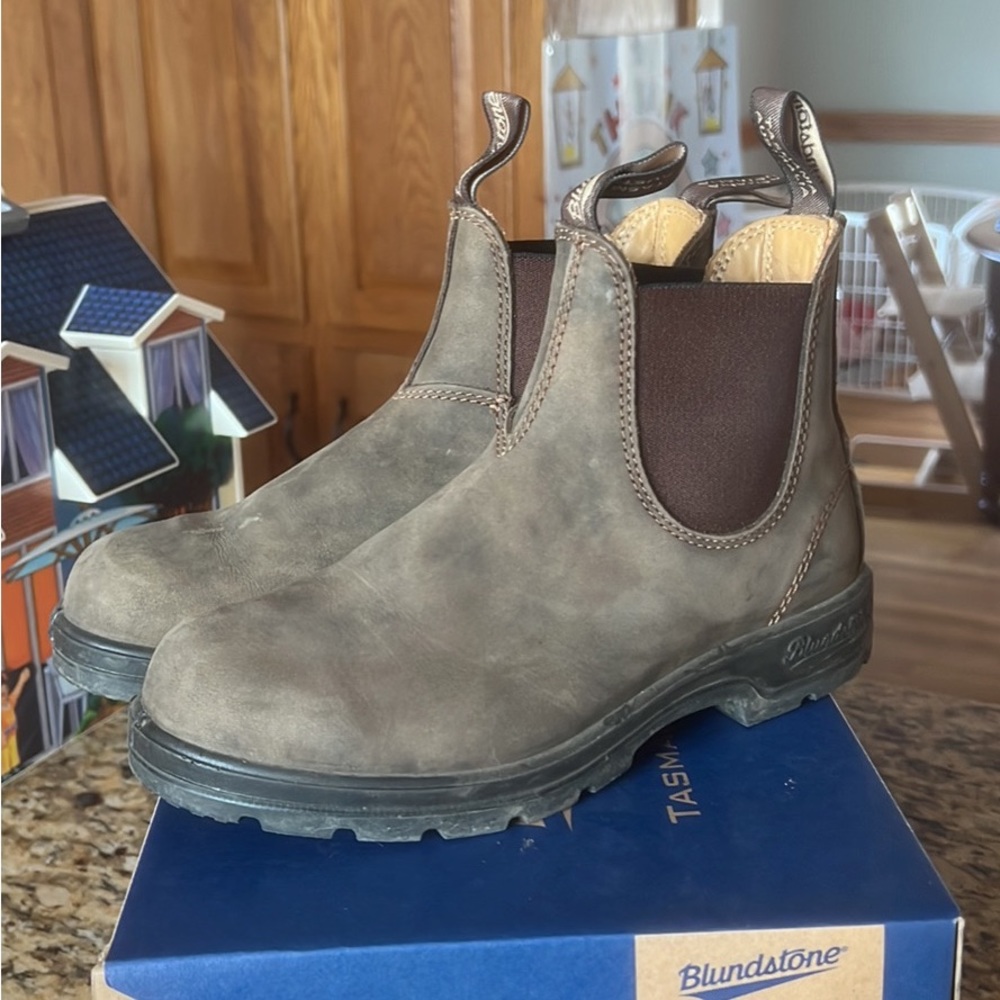Size 7.5 Chelsea Blundstone boots